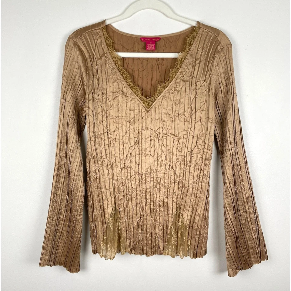 Blusa Y2k Sunny Leigh Top M Cetim Dourado Enrugado Acabamento em Renda Decote V Manga Sino