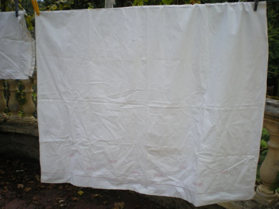 une parure de bébé des années 1950 drap+taie brodée au bord 113x87cm - Photo 3/4