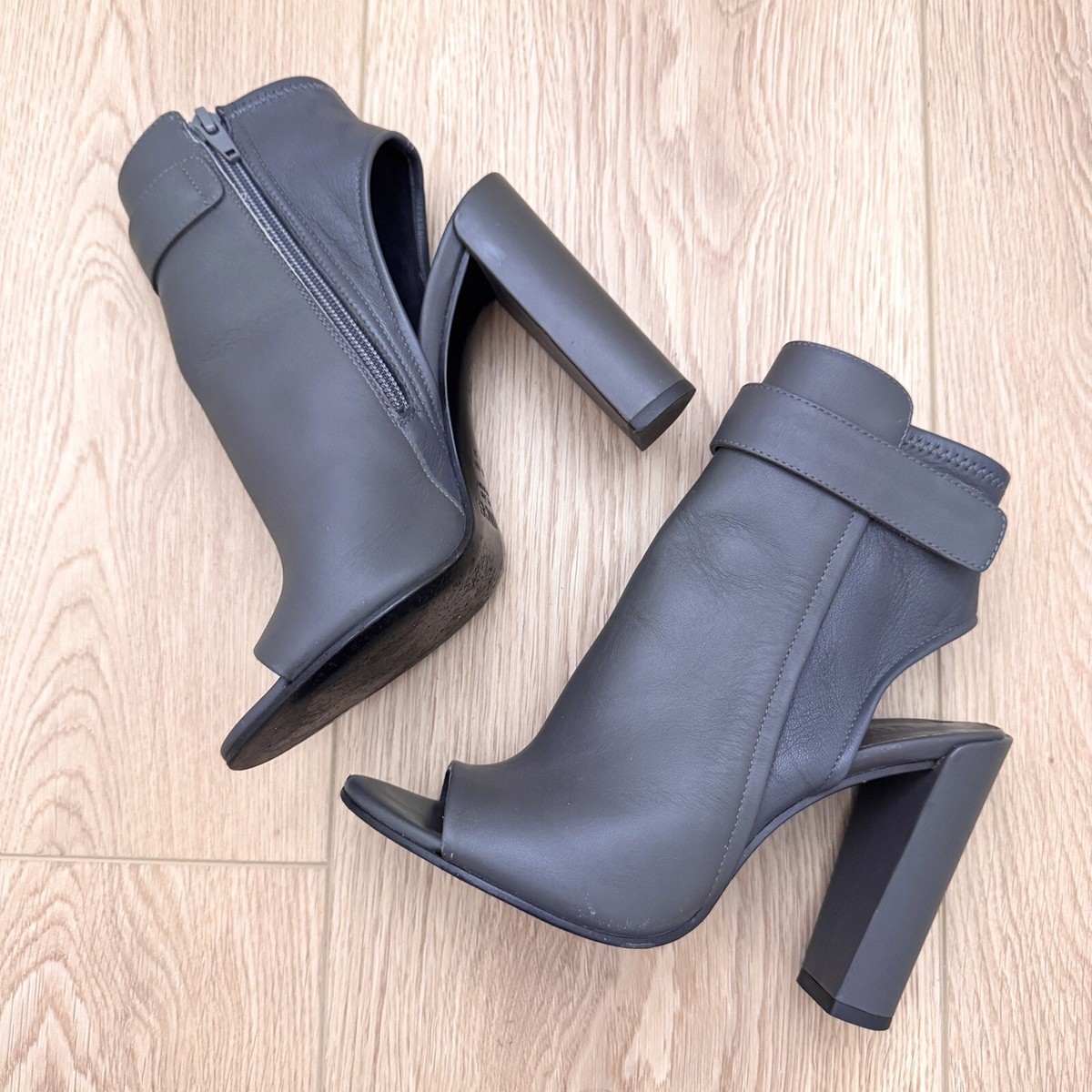 VINCE Sz 38 Leather Peep Toe Gray Booties Made in Italy Side Zip