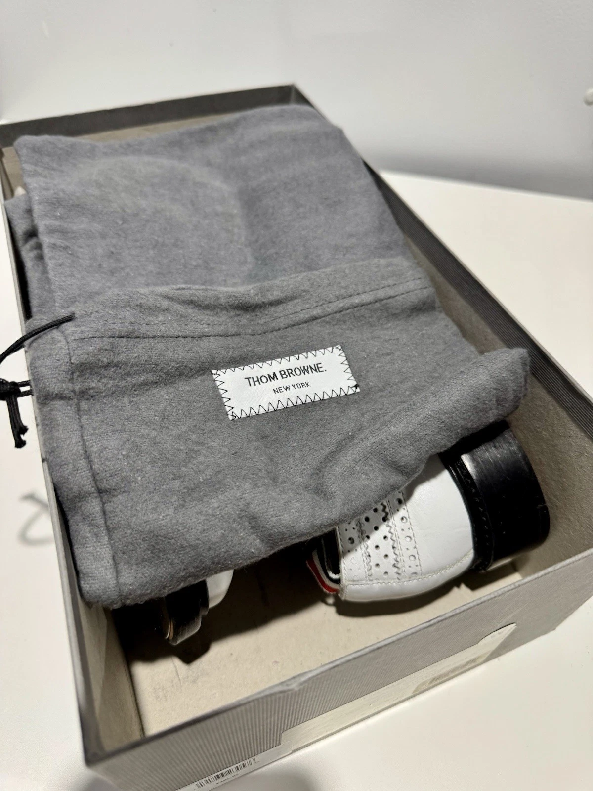 Brogue Thom Browne ala lunga con pelle alcuni e pelle di vitello morbida traforata.