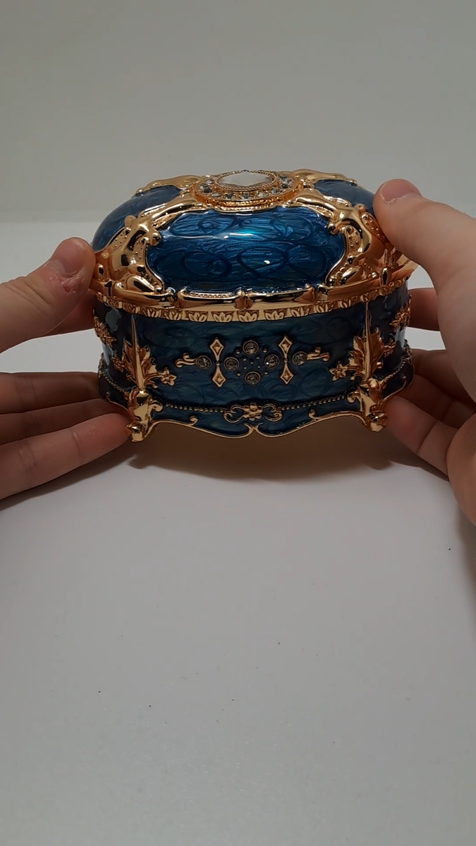 BLUE TIN ALLOY OVAL MUSIC BOX : PIRATE OF CARRIBEAN DAVY JONES