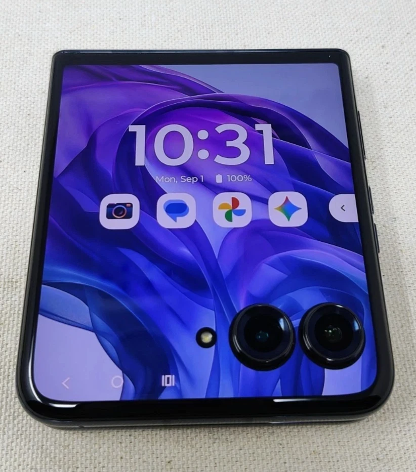 Motorola Razr + Plus 2024 - Unlocked - Midnight Blue - 256GB/12GB RAM - Image 4 of 4