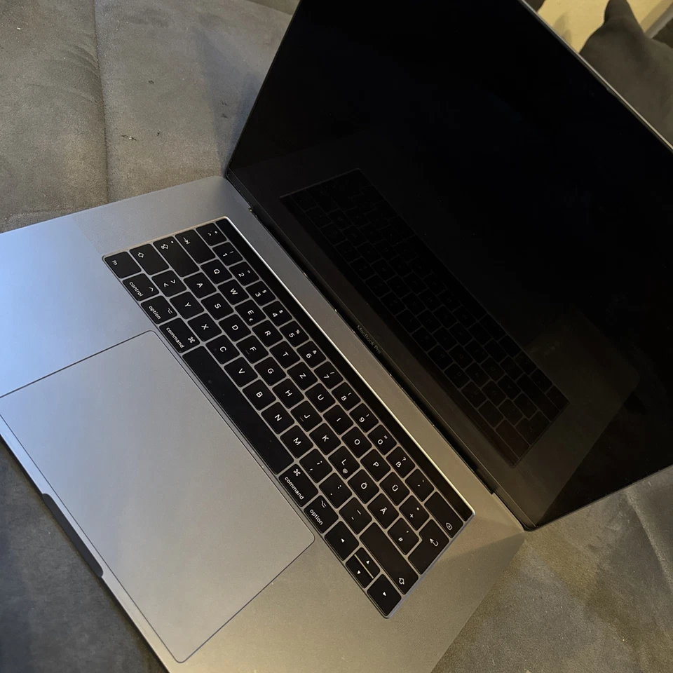 Apple MacBook Pro 15.4" 2.9GHz I7 16GB RAM 256GB SSD Radeon Pro 560 (2017) - Bild 2 von 2