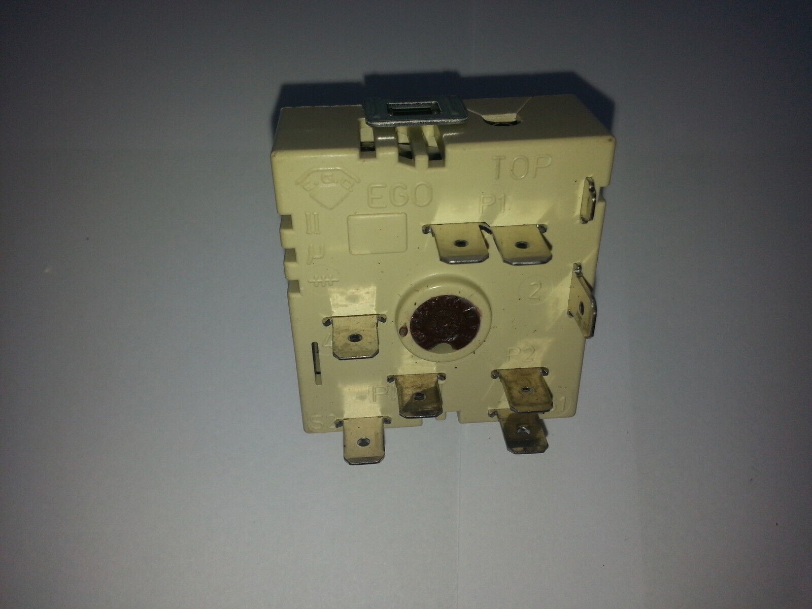 Régulateur C00037056 Ariston indispensable pour réparer la boîte 377
