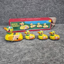 Vintage SCHYLLING Tin Litho DUCK FAMILY Windup Mama Pulls Bobbing Duckling Along