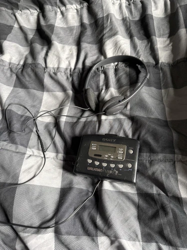 Sony Walkman FM/AM WM-FX401 with Sony Headphones (RADIO ONLY) PARTS/REPAIR