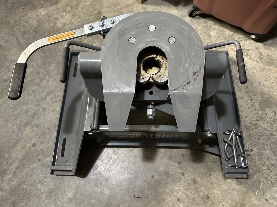 BW 5th Wheel Trailer Hitch - Image 3 of 3