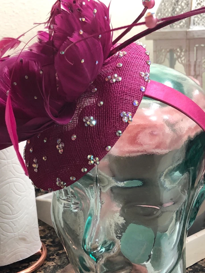 2 Combo Fascinator’s Personalizado en Rosa Caliente y Negro con Detalle de Diamantes de Imitación Foto 2 de 4