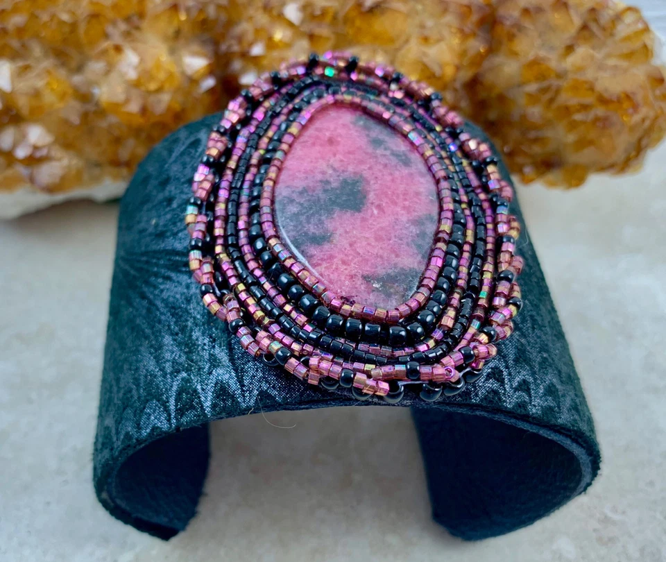 Brazalete ajustable de rodonita con cuero y abalorios Foto 3 de 4