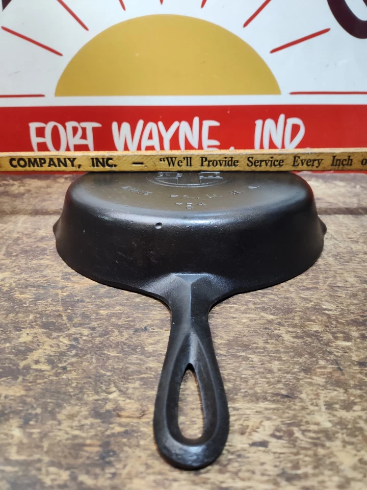 "Totalmente Restaurado" GRISWOLD #8 Frigideira de Ferro Fundido Grande Logotipo 704 Temperado - Imagem 3 de 4