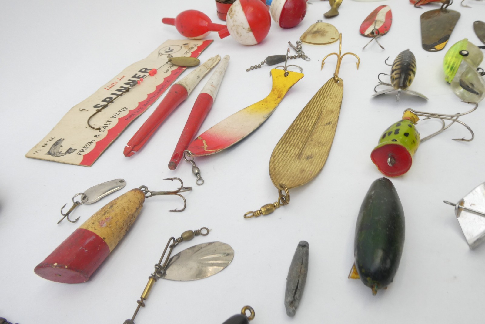 Vintage Fishing Lure & Tackle Lot Spinners Spoons Floats Hooks Pouch Parts Mixed - Image 17