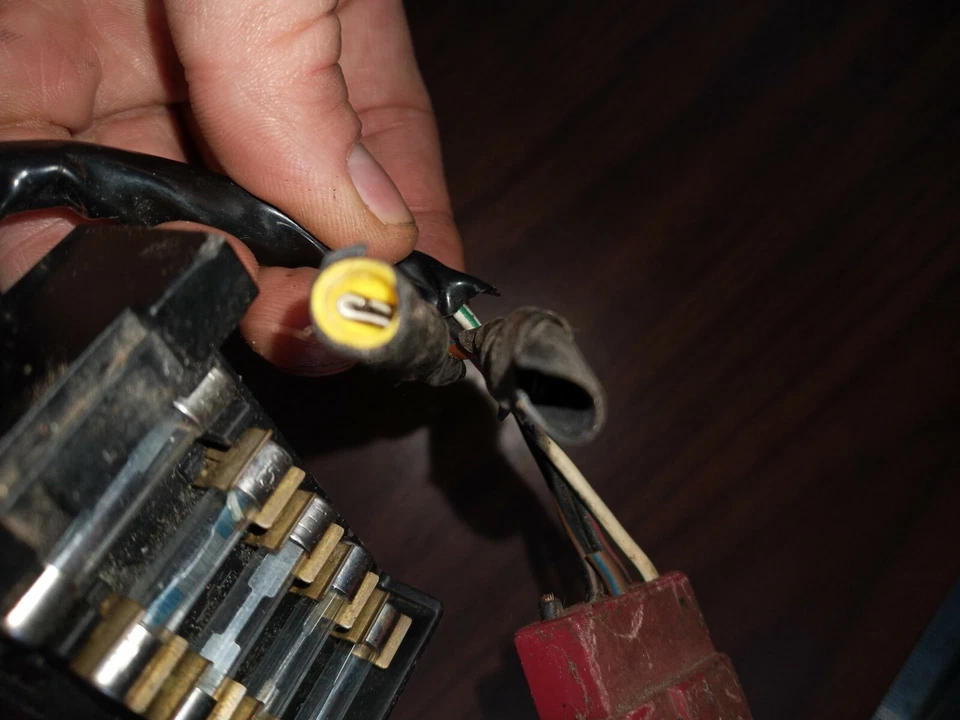 Painel de fusíveis Honda Magna CB 38200-MB1-005 compatível- 1982-1984 700cc-1000cc - Imagem 4 de 4