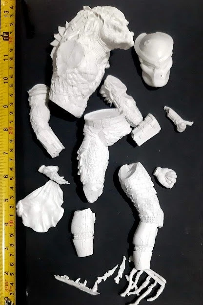 11" Predator Overcame Alien on Base Classic Sci-Fi Movie Resin Model Kit 1/6 - Image 2 of 3