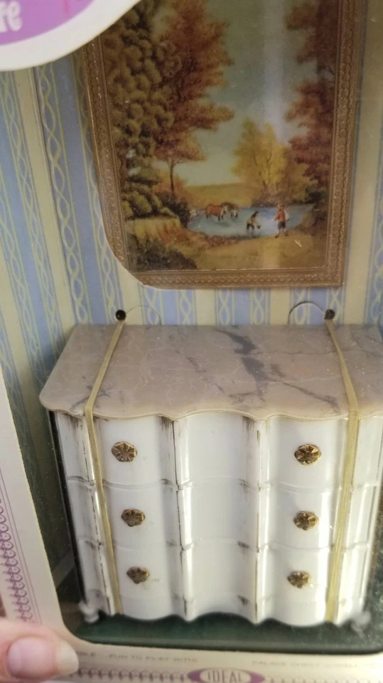 DOLLHOUSE MINIATURE  IDEAL PETITE PRINCESS/PATTI   PALACE CHEST & PICTURE~MIB - Image 2 of 4