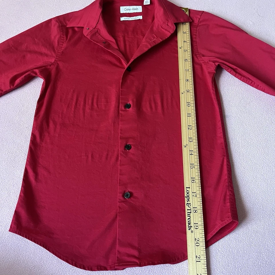 Camisa roja con botones elástica lisa calce ceñido Calvin Klein para niños talla 10 Foto 4 de 4