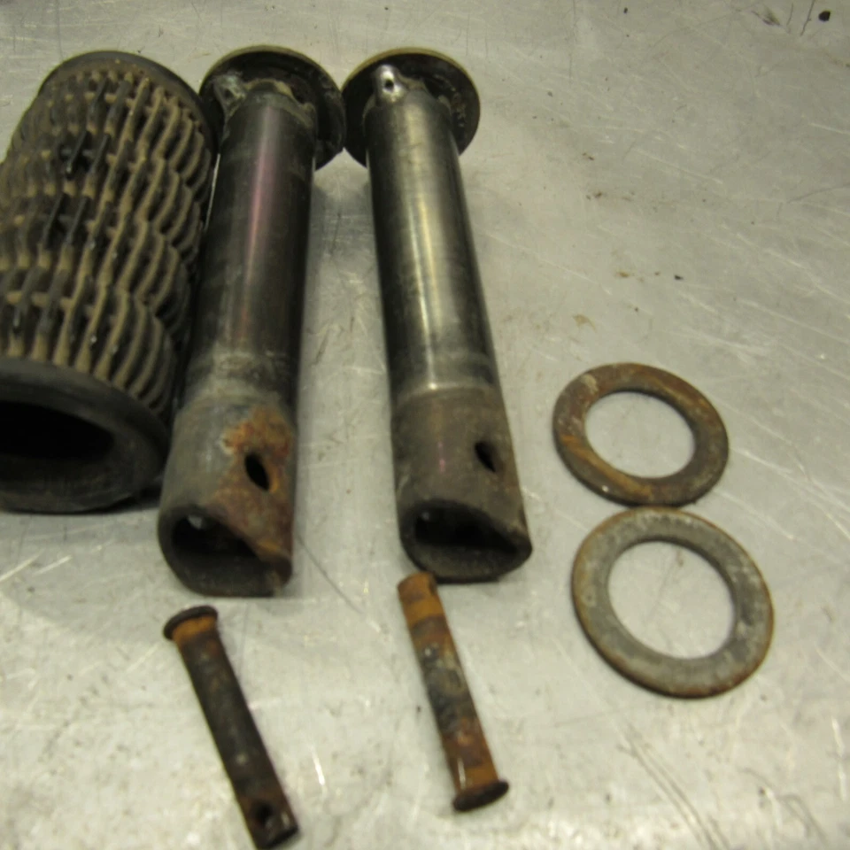 Reposapiés trasero izquierdo derecho Suzuki GS550E 1978 1979 CLAVIJA PASO A PASO Foto 2 de 4