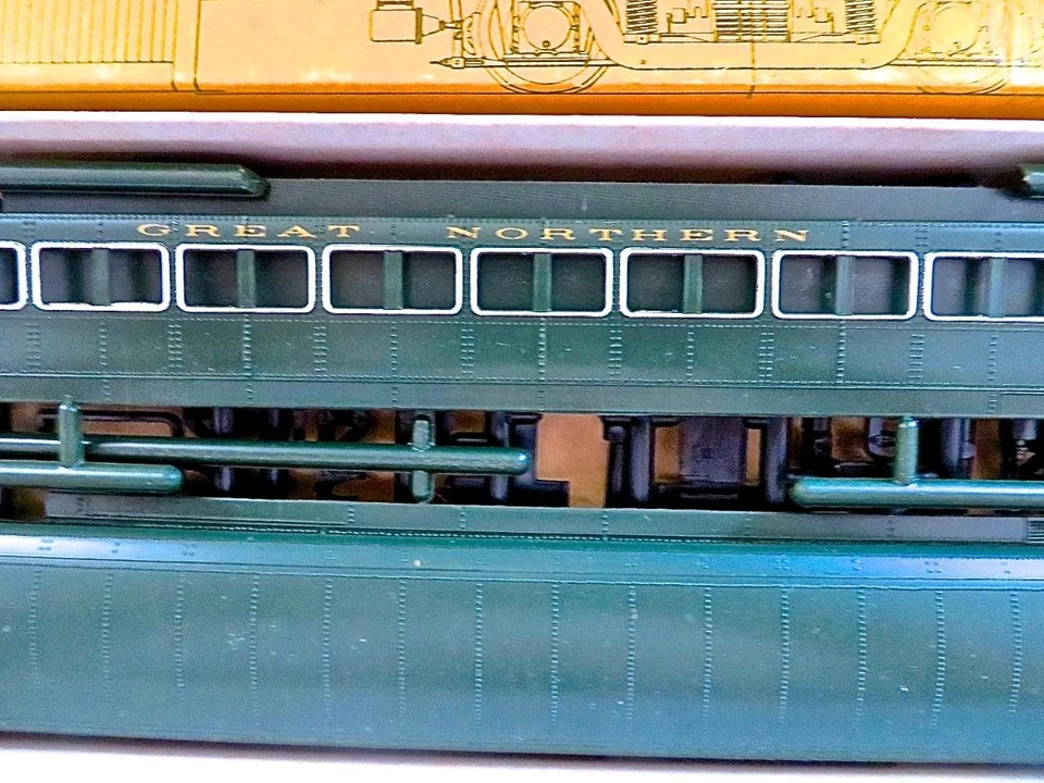 HO E&B Valley Series 1700 Great Northern Pullman Standard Lightweight Kit New - Image 2 of 4