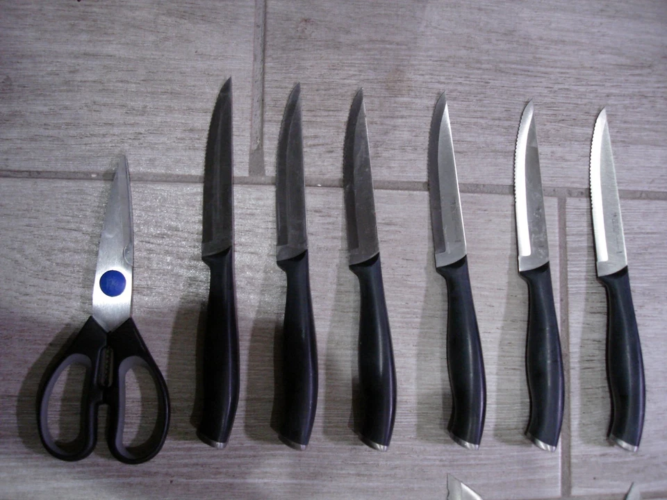 Juego de cuchillos HENCKELS "ASSURE" 14 piezas S/S con bloque usado en excelente estado Foto 4 de 4