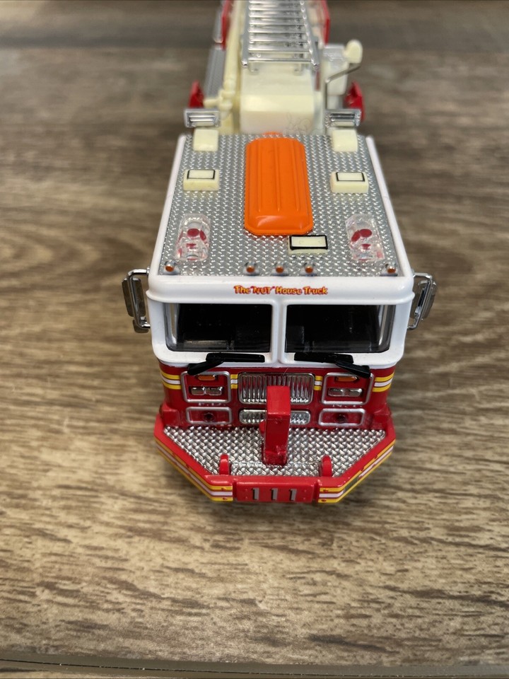 Code 3 FDNY Aerialscope Tower Ladder 111 Nut House 2000 W/Memorial Card