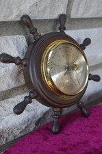 Gepflegtes,kleineres Barometer als Steuerrad