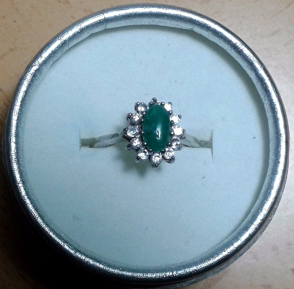 Anello in argento con smeraldo taglia cabochon circondato da zirconio - Immagine 2 di 4