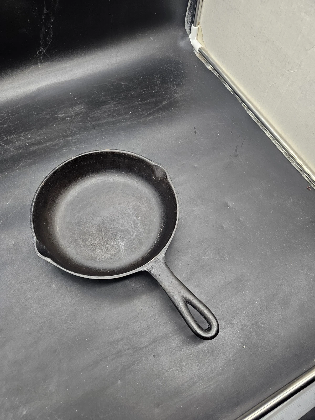 Unmarked Cast Iron Skillet #5 B - Heat Ring - Unrestored