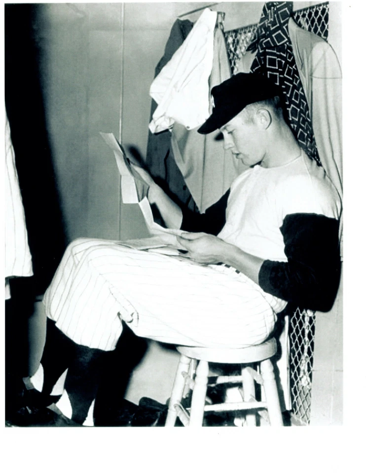 ROOKIE MICKEY MANTLE NEW YORK YANKEES 8x10 PHOTO BASEBALL HOF USA MLB