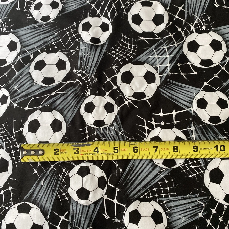 Redes de pelotas de fútbol Timeless Treasures tela de algodón negro por yarda C6031 Foto 2 de 4