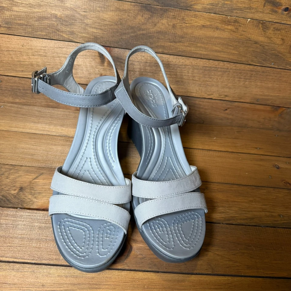 Sandalia de cuña Crocs Leigh II con correa al tobillo para mujer 11 gris humo/carbón Foto 3 de 4