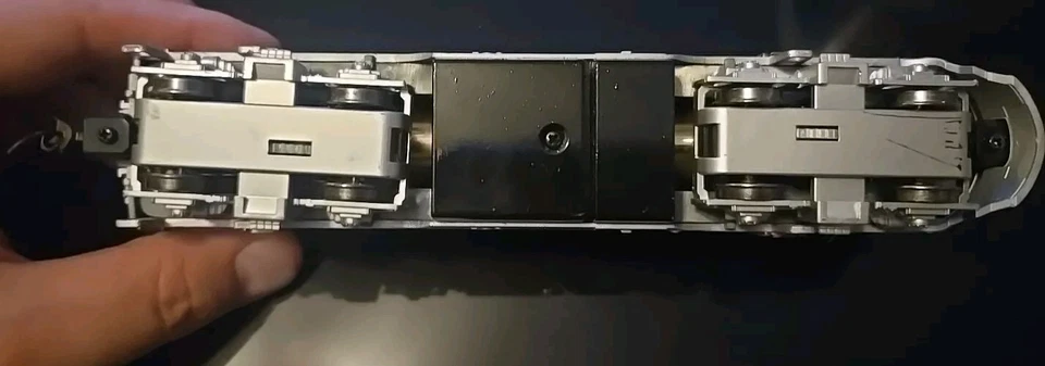 WALTHERS HO SCALE SANTA FE EMD F7A DIESEL LOCOMOTIVE #330 - TESTED - Image 4 of 4