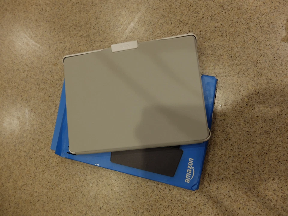 Original Amazon Cover for Kindle (8th Generation, 2016) - White  - Image 4 of 4