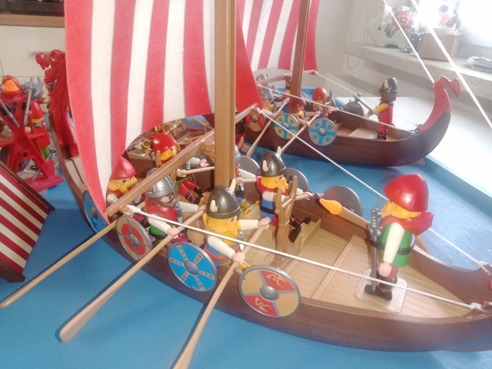 Playmobil 3150 2 Viking Ships 27 Viking Tents, Dinghies, Ram Weapons.. - Image 4 of 4