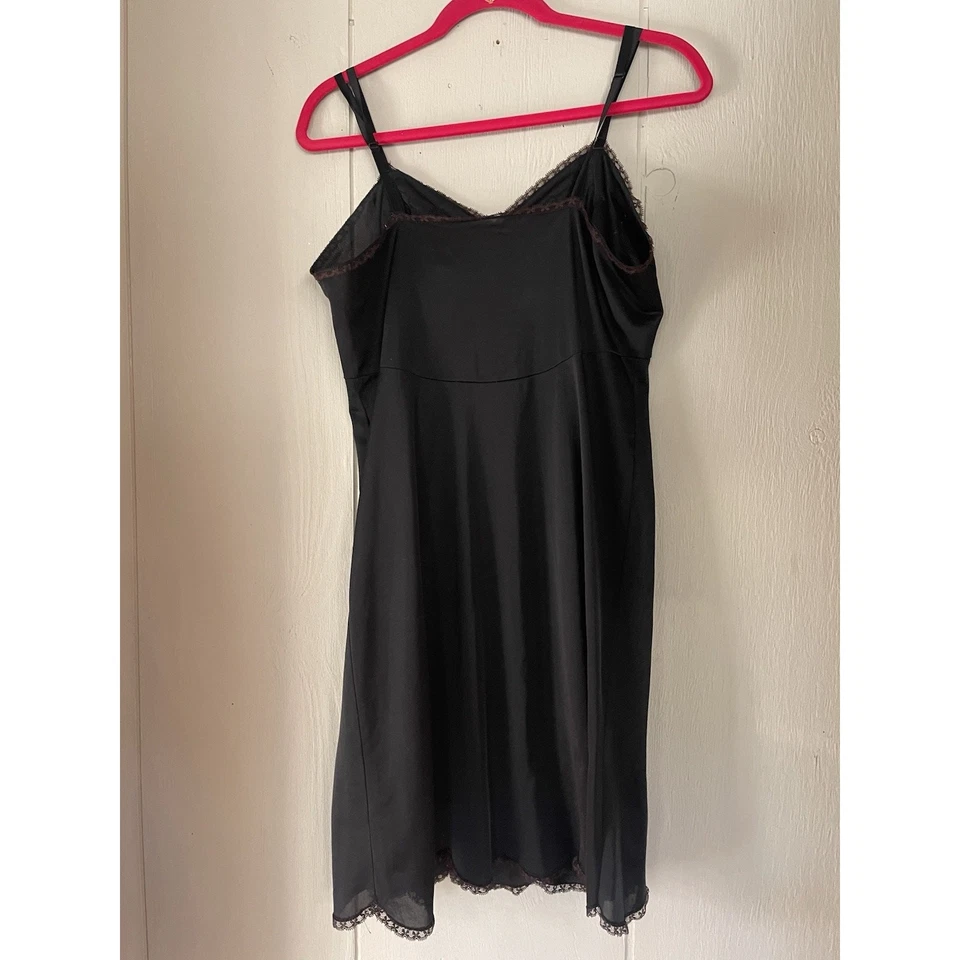 Muñeca bebé Vanity Fair vintage negra satinada vestido sin mangas marrón chocolate ribete de encaje Foto 2 de 4