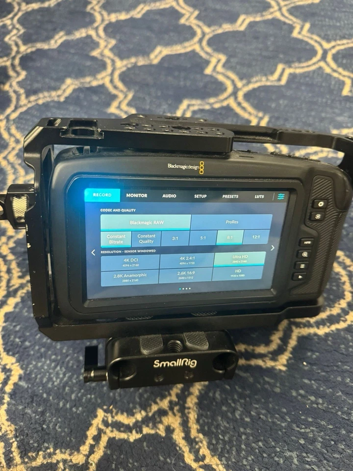 Кинокамера карманная Black Magic 4K с объективом Meike 25 мм - Изображение 4 из 4