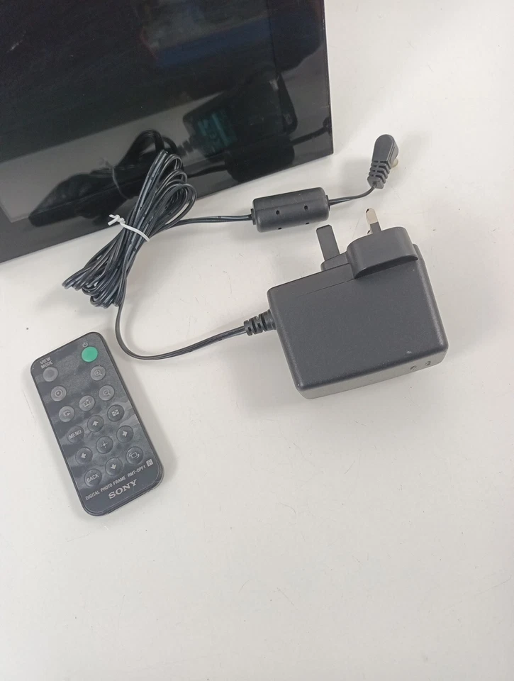 Sony DPF-D70 Frame 7" Digital Photo Frame with Remote, Clock, date, Calendar - Image 2 of 4