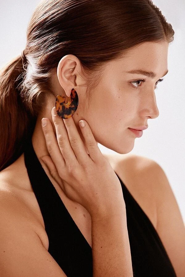 Urban Outfitters Women s tortoise Statement Hoop Earrings NWT