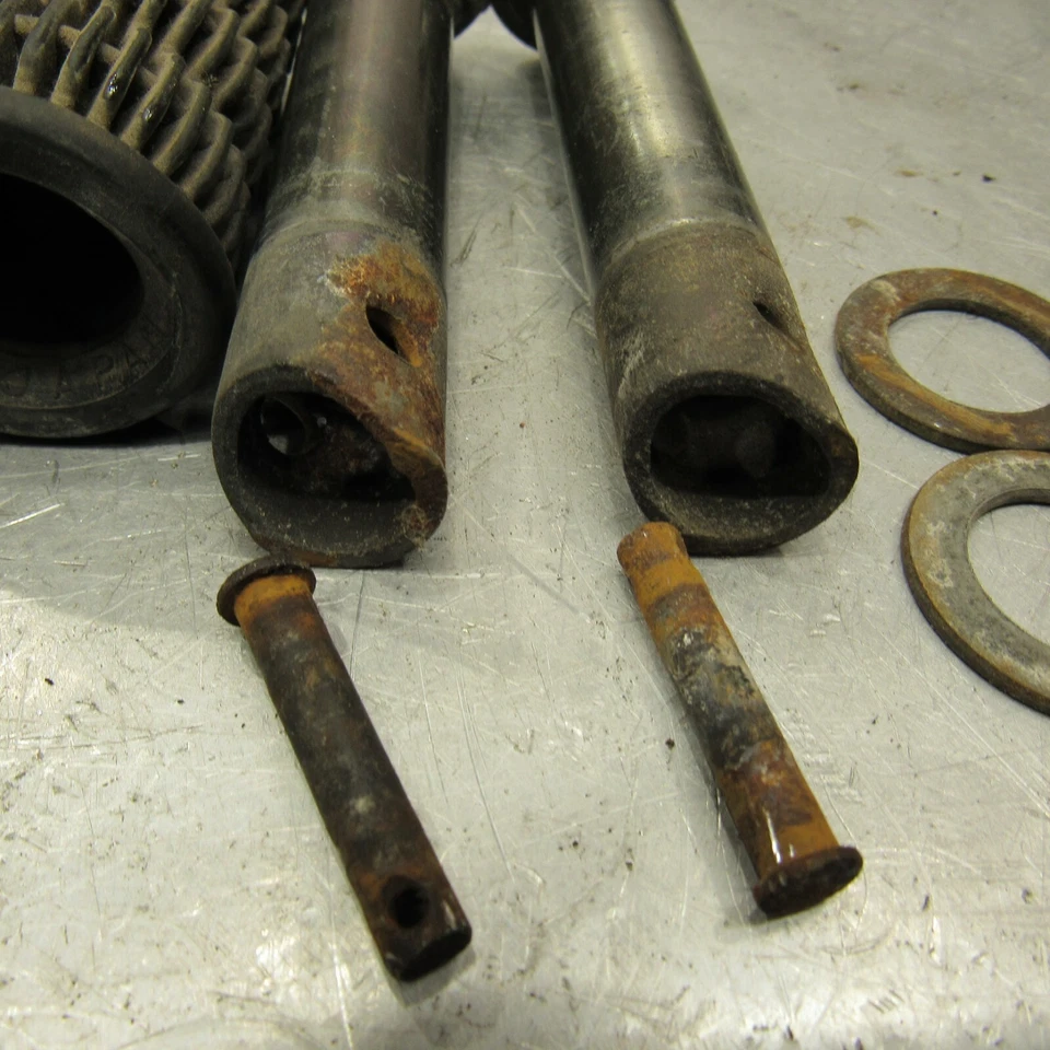 Reposapiés trasero izquierdo derecho Suzuki GS550E 1978 1979 CLAVIJA PASO A PASO Foto 3 de 4