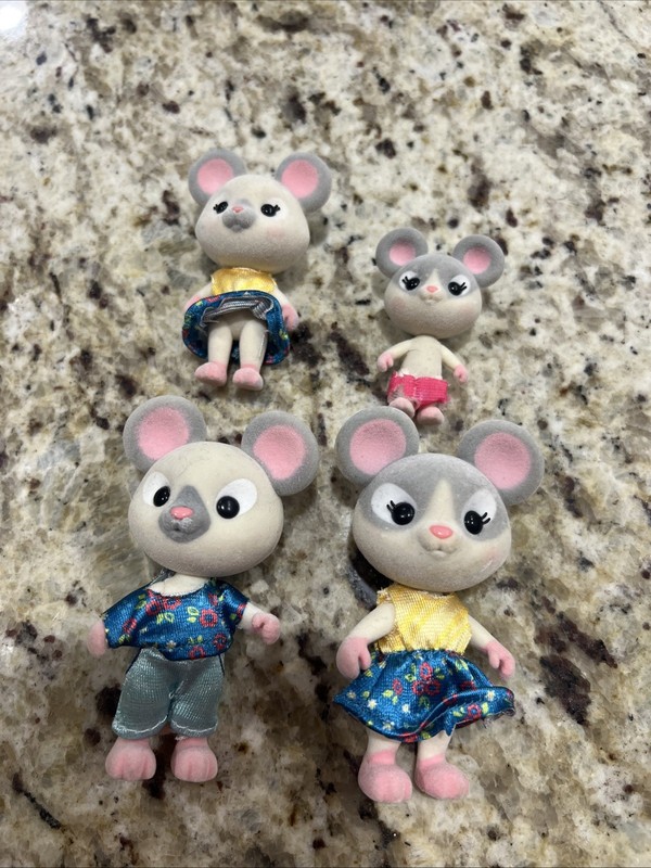 Honey Bee Acres The Cheddars Mouse Family Figures Mom Dad Kids Flocked Critters