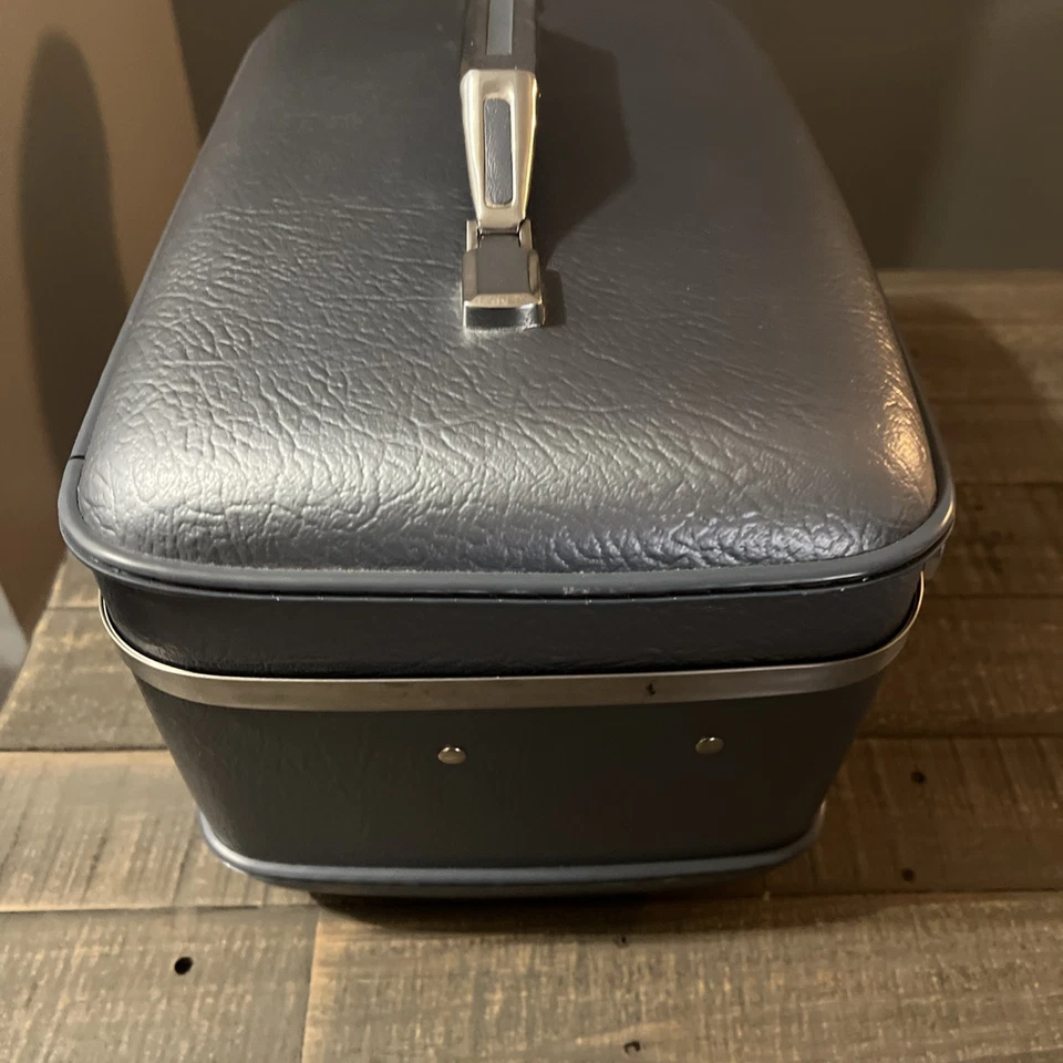 American Tourister ︱Blue Train Travel Makeup Case ︱1960'S with Tray - Image 4 of 4