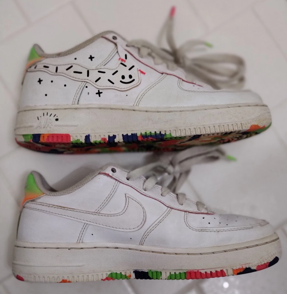 Nike Big Kids Air Force 1 LV8 GS (DV1366-111) "Doodles"