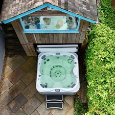Jacuzzi J‑345 Hot Tub 2025 – 6‑7 Seat Spa, Bluetooth, LEDs, Collection Stroud