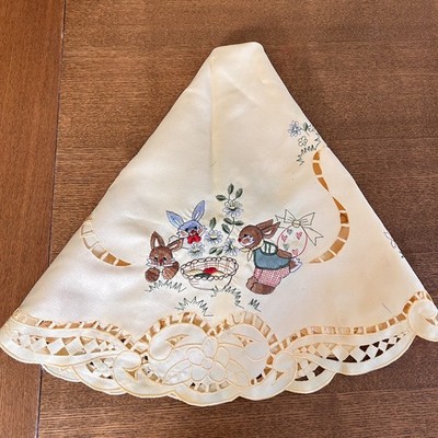 Vintage Osterhase bestickt rund Deckchen Tisch Topper Cutwork Spitze Frühling