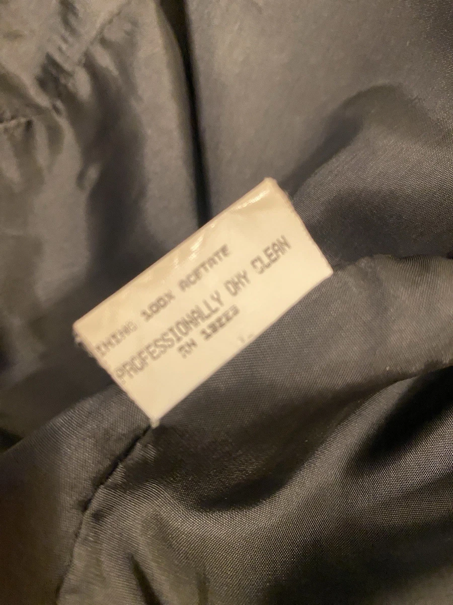 Blazer negro Burberry de lana vintage con botón dorado. Talla 10