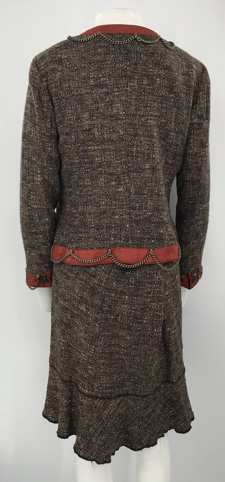 Traje Falda Tweed Marrón/Rojo Barato y Elegante Moschino con Acentos de Cadena Dorada talla 12 Foto 3 de 4