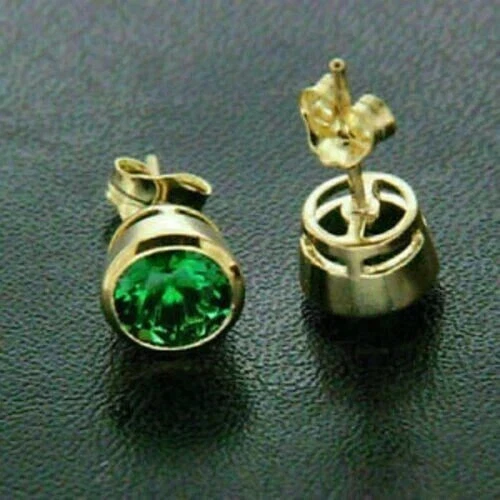 Aretes para mujer enchapados en oro amarillo de 14 quilates de corte redondo creados en laboratorio verde de 2 quilates Foto 2 de 4