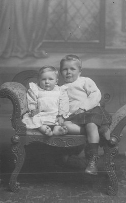  Junge im Kilt & sehr kleines Kind Studio Postkarte (7) 