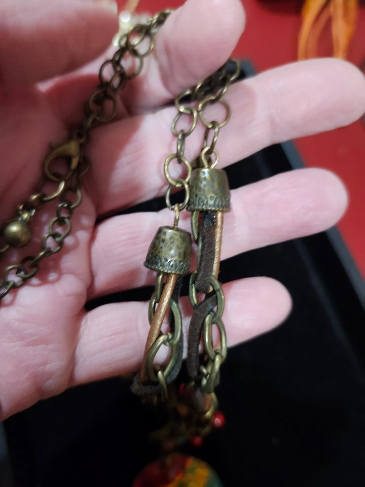 COLLAR DE CUENTAS CHICOS, colorido - metal, cuero, cuentas, rojo, azul, amarillo, 26" Foto 4 de 4