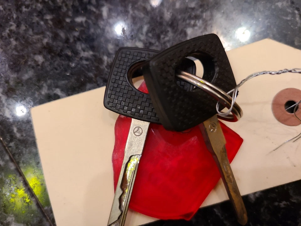 Mercedes-Benz 380SL Lock Set Ignition glovebox 2 keys OEM ready to install Good - Image 3 of 4