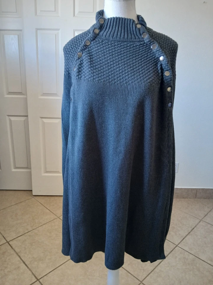 G.I.L.I. Mujer Elegante Moderna Capa Tejida Gris con Botones. Foto 2 de 4