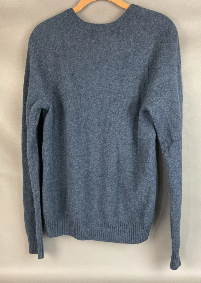 Suéter Original Penguin Munsingwear Mediano Para Hombre Cuello en V Azul Logo Clásico Foto 2 de 4